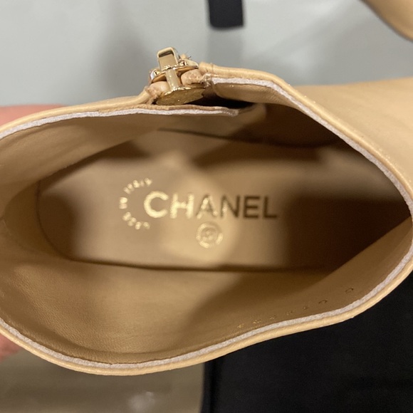 Chanel beige and black ankle booties (NWT) never worn Size 40C - Picture 5 of 7